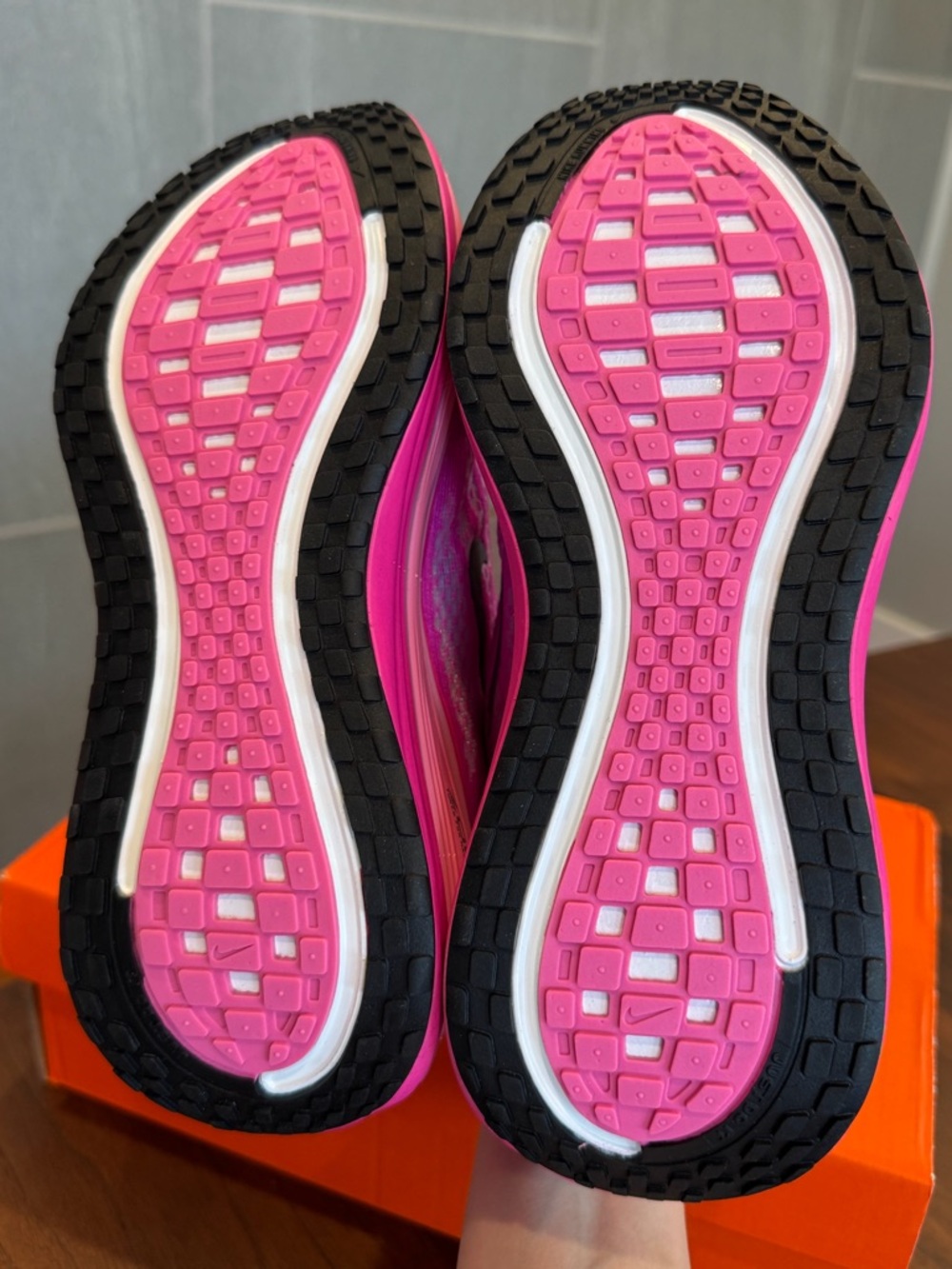 Women’s Nike Vomero Plus - Picture 4 of 5
